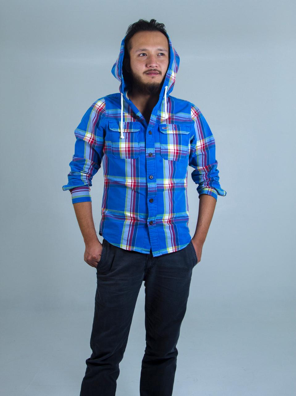 Erick Cervantes con una camisa azul de cuadros